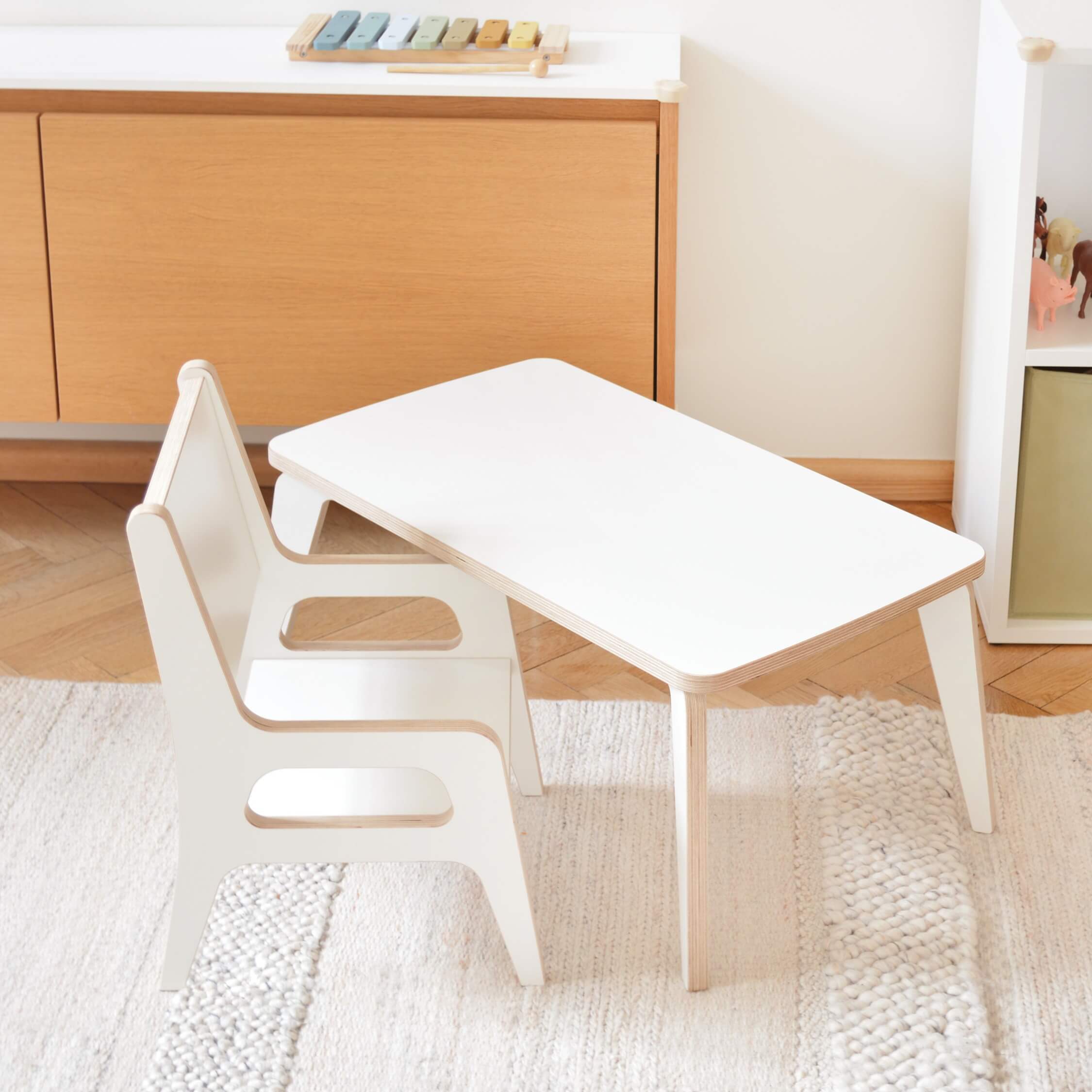 Bērnu galdiņš un krēsliņš ar augstu atzveltni